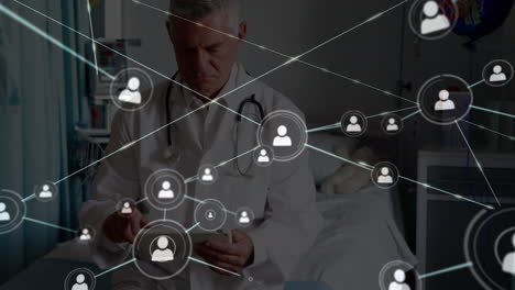 animación de la red de conexiones a través de un médico masculino caucásico con notas