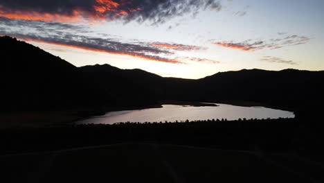 Luftaufnahme-Eines-Sonnenuntergangs-An-Einem-See-In-Chile