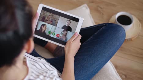 Video-De-Un-Hombre-Teniendo-Una-Videoconferencia-Con-Un-Médico.