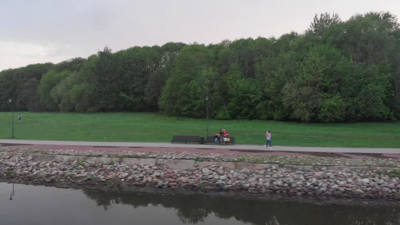 río moska de moscú e iglesia de kazán 4k desde un dron por la tarde