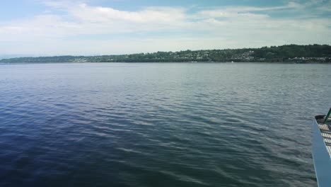 disparo ascendente sobre la barandilla de un ferry para revelar el continente de washington