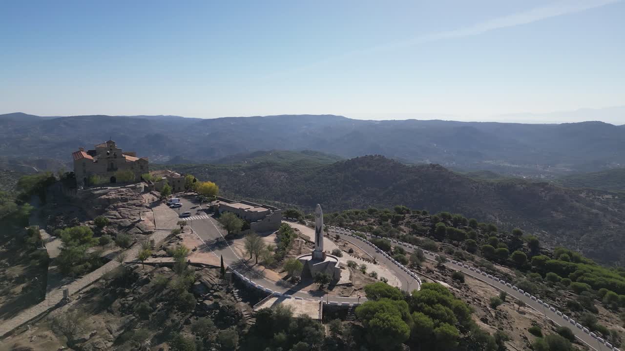 basílica española en la cima de una colina nuestra señora de la cabeza en medio de un hermoso paisaje andaluz