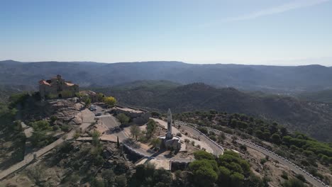 Basílica-Española-En-La-Cima-De-Una-Colina-De-Nuestra-Señora-De-La-Cabeza-En-Medio-De-Un-Hermoso-Paisaje-Andaluz-Aéreo