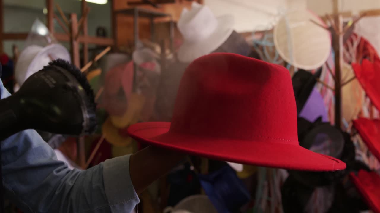mujer de raza mixta trabajando en una fábrica de sombreros