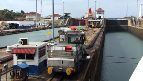 Locomotora-Del-Lado-De-Babor-Tirando-Lentamente-Del-Barco-Hacia-La-Primera-Cámara-De-Las-Esclusas-De-Gatún,-Canal-De-Panamá