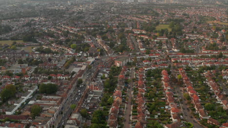 tomada aérea del denso barrio residencial de hounslow