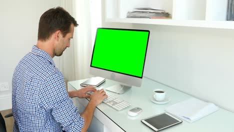 hombre trabajando en una computadora 4k