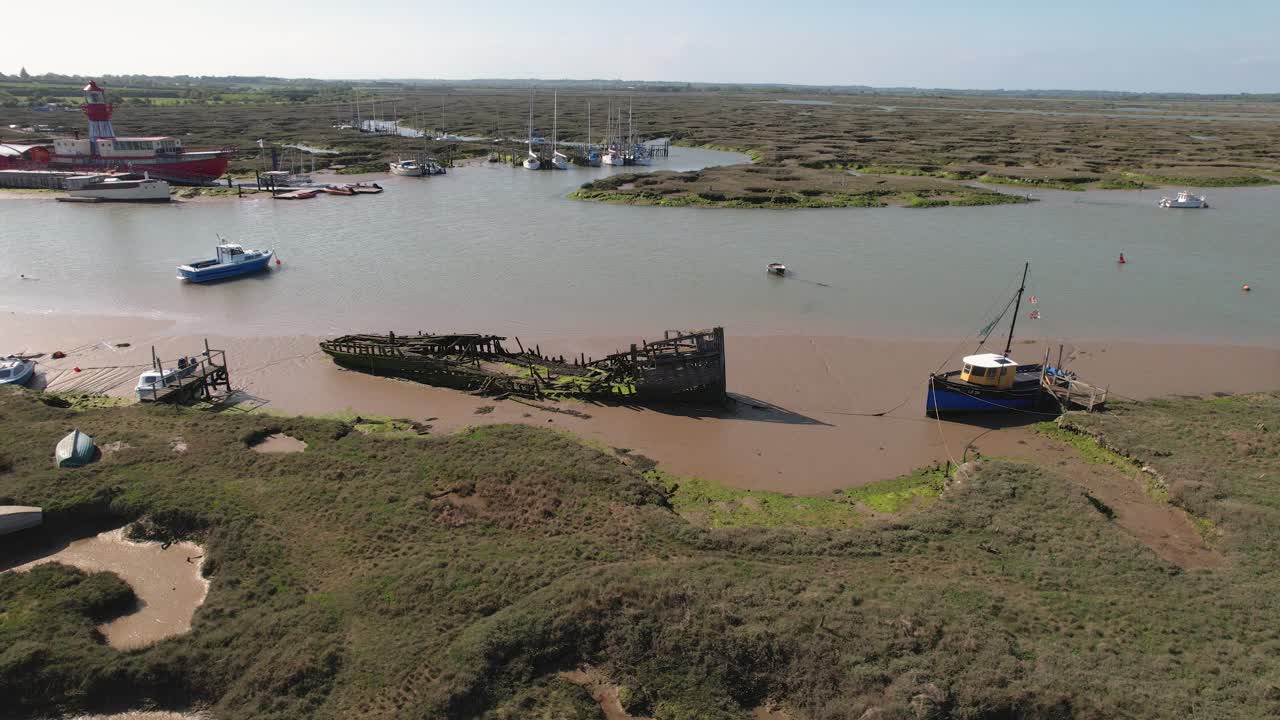 tollesbury marina, essex, 영국의 늪 근처에 버려진 거대한 배를 파괴했습니다.