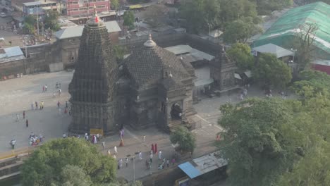 vista aérea del templo de trimbakeshwar shiva capturada por una cámara de drones.