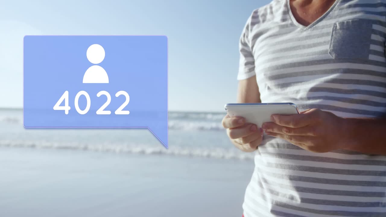 мужчина на пляже переписывается по телефону 4к.