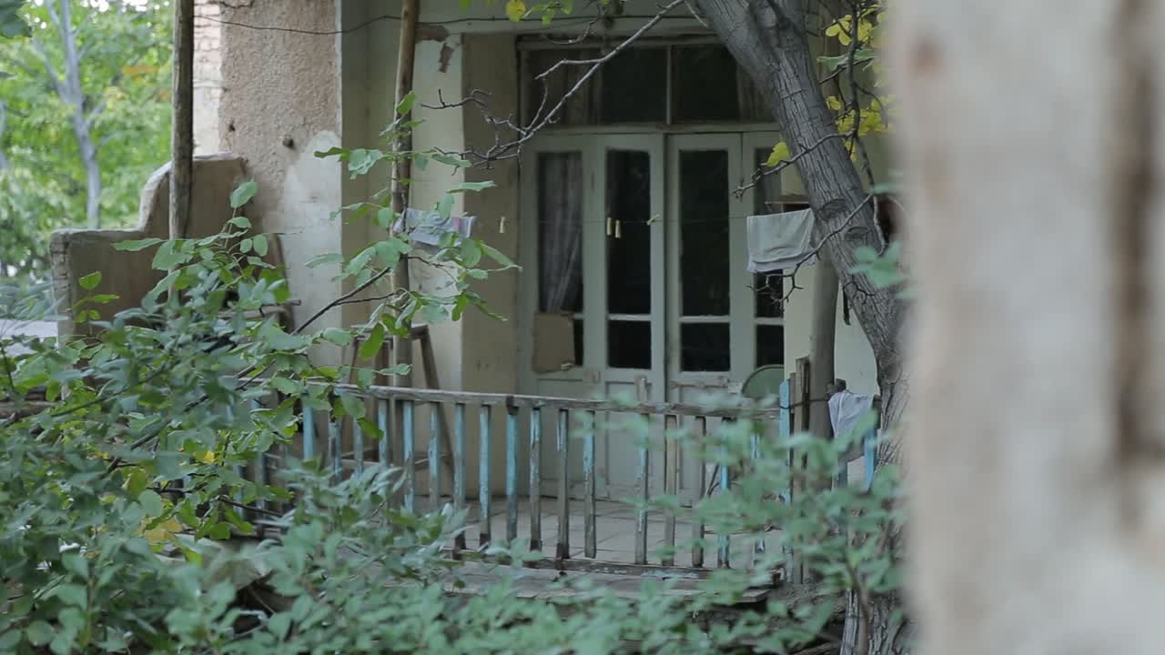 오래된 집의 아름다운 안뜰과 현관