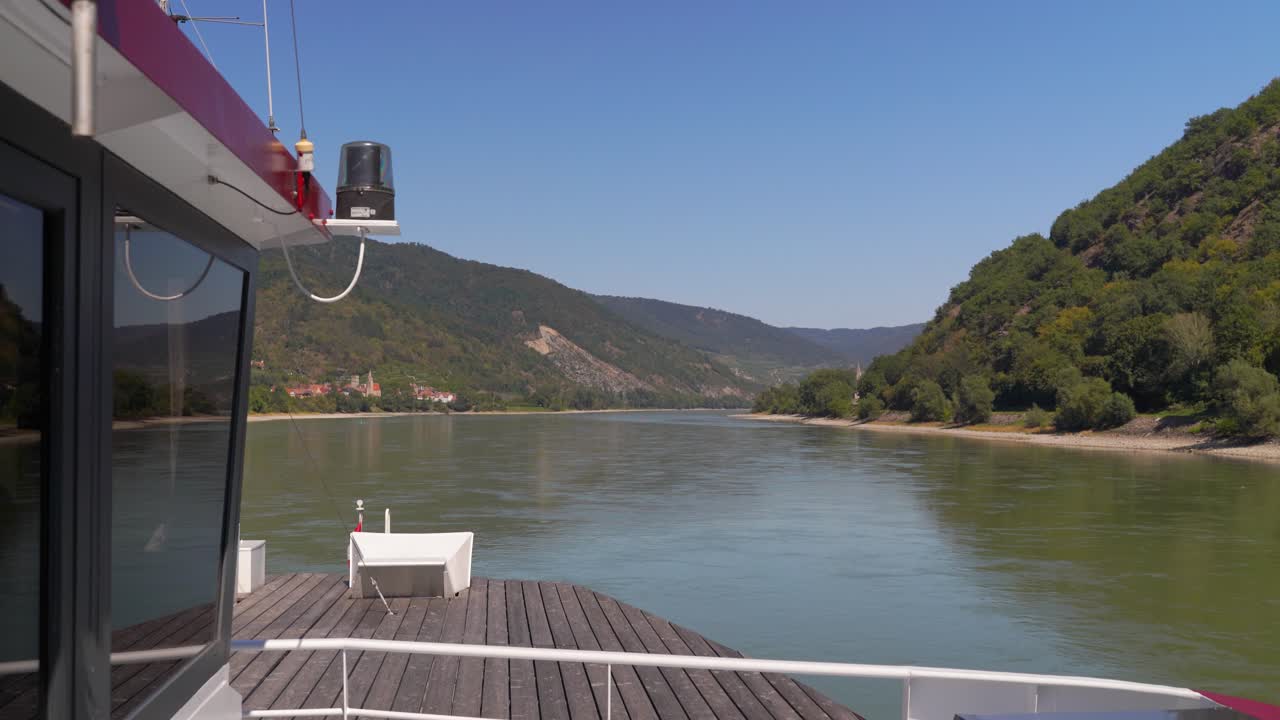 hermoso paisaje natural con bosques y cielo azul