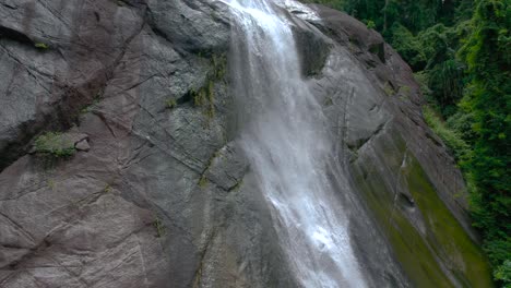 Primer-Plano-De-Una-Hermosa-Cascada-En-Langkawi,-Malasia,-Tiro-Inclinado-Hacia-Abajo