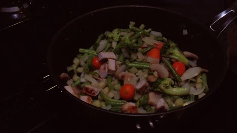 preparar la cena con verduras y carne zanahorias, brócoli, champiñones, legumbres y lomo de cerdo apetitoso pero aún pensando en su salud culinaria