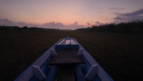 Blick-Von-Einem-Kleinen-Boot,-Das-In-Richtung-Sonnenuntergang-Auf-Dem-Songkhla-See-Im-Thailändischen-Naturschutzgebiet-Thale-Noi-Segelt