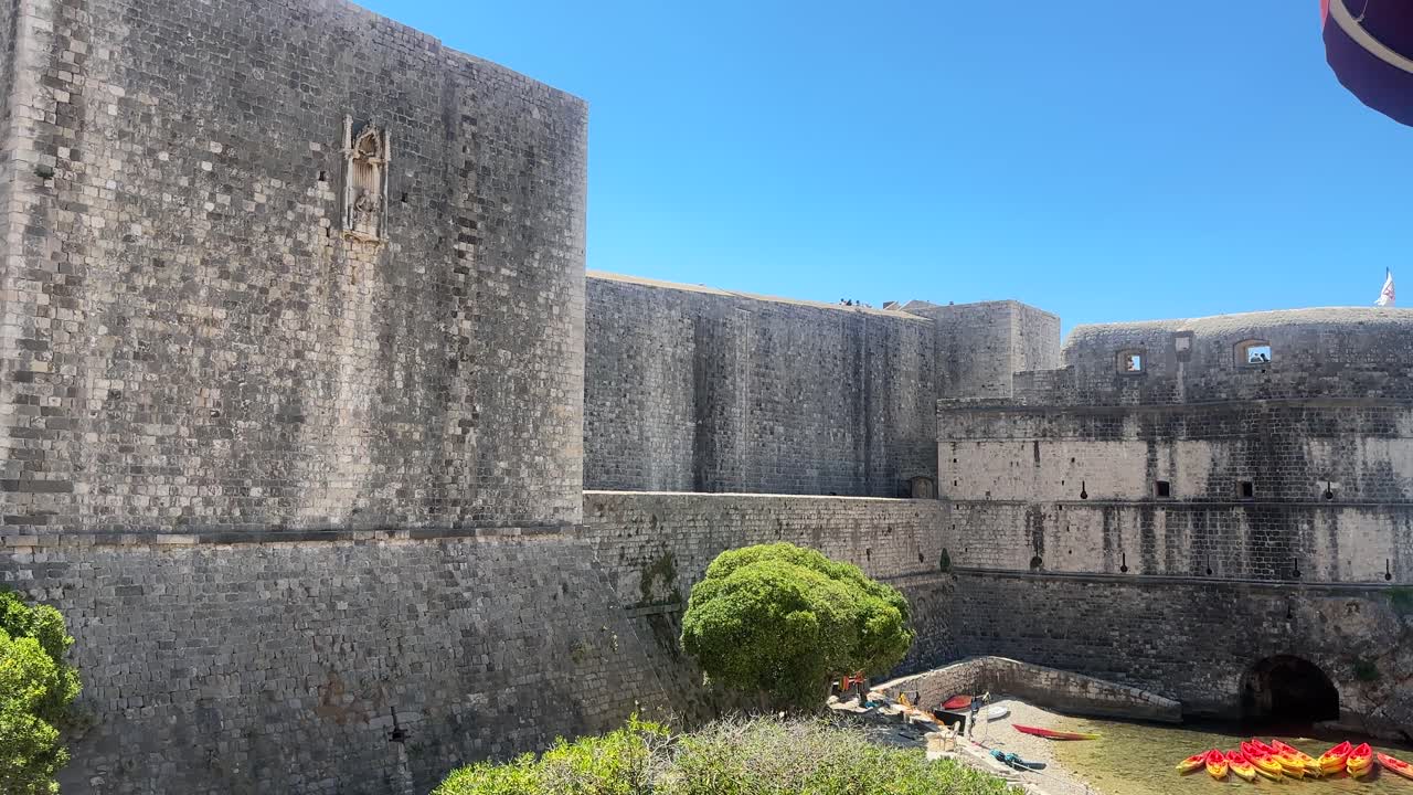 Città di Korcula: porto e spiaggia visti da una barca nel mare Adriatico in Croazia.