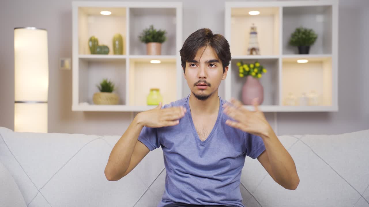 높은 공기 온도가 그 사람을 질식시키고 있습니다.