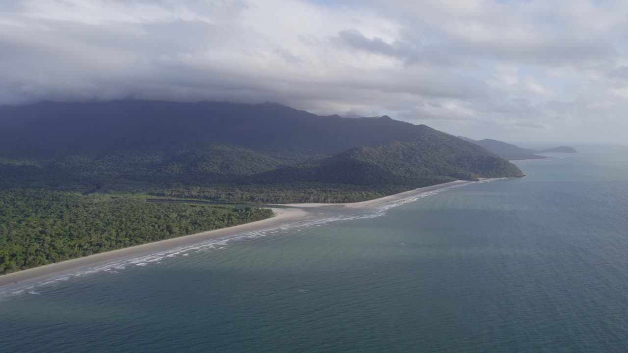 vista aérea del río que fluye a través del océano en el parque nacional daintree, lejano norte de queensland, australia - disparo de drones