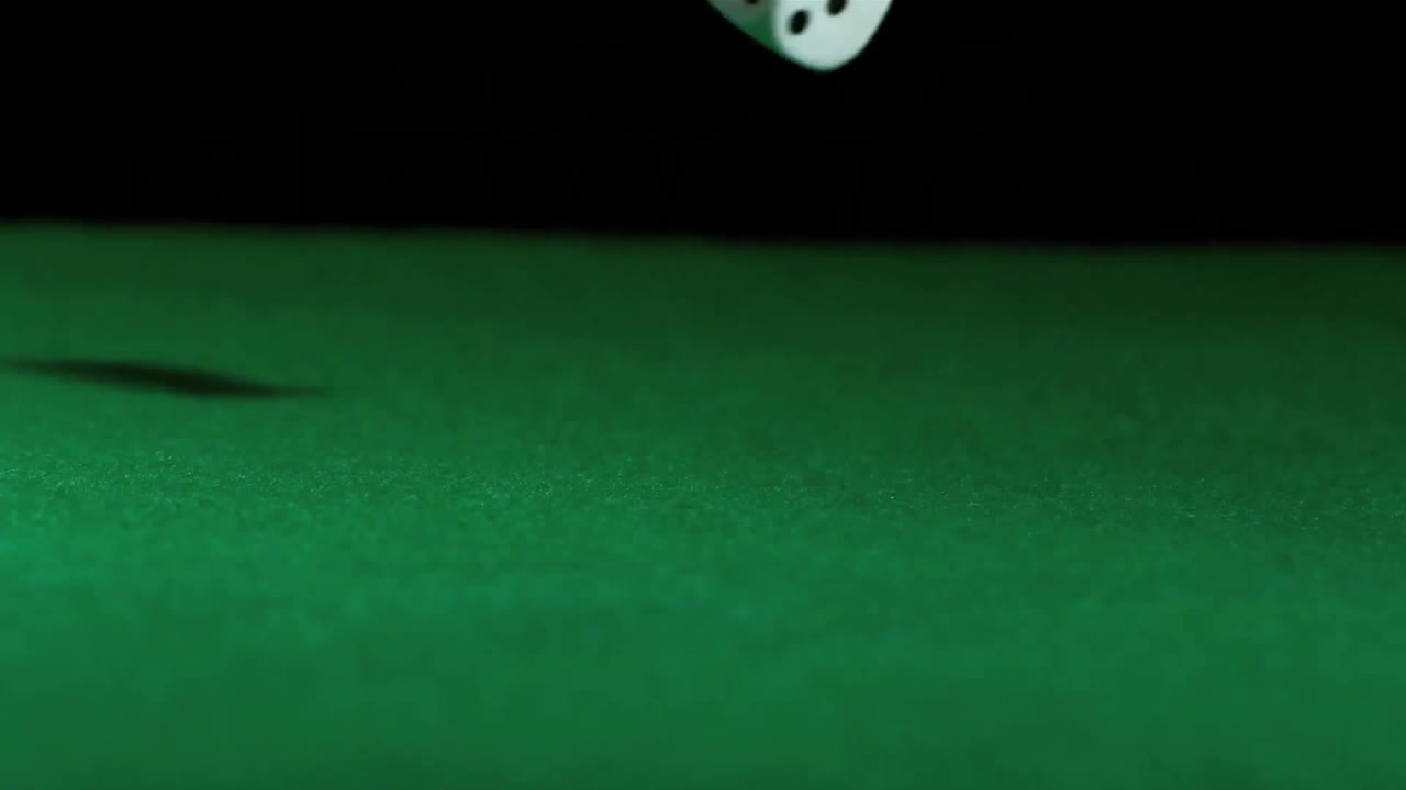 Animation de dés qui tombent sur une table verte sur fond noir