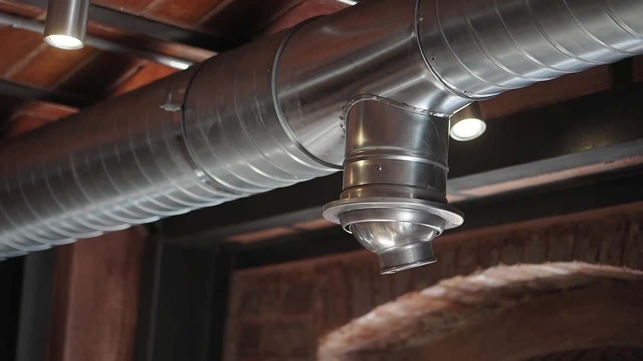 Industrielt ventilasjonsanlegg i metall i taket