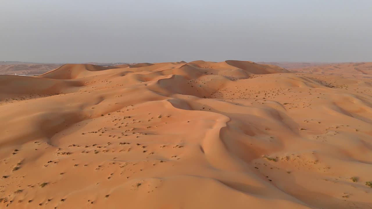 Vista aerea delle dune di sabbia nel deserto Empty Quarter degli Emirati Arabi Uniti durante una calda giornata