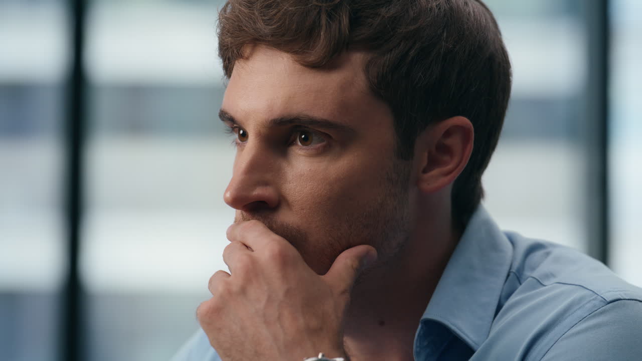 profesional centrado en el trabajo en el lugar de trabajo. pensamiento emprendedor pensativo