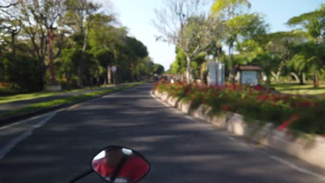 nusa dua bali indonesia hermosos caminos modernos para conducir scooters alrededor del resort y la playa paradisíaca