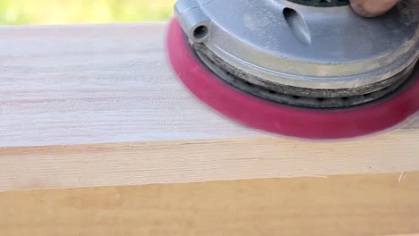 lijar madera con una lijadora almacen de metraje de video