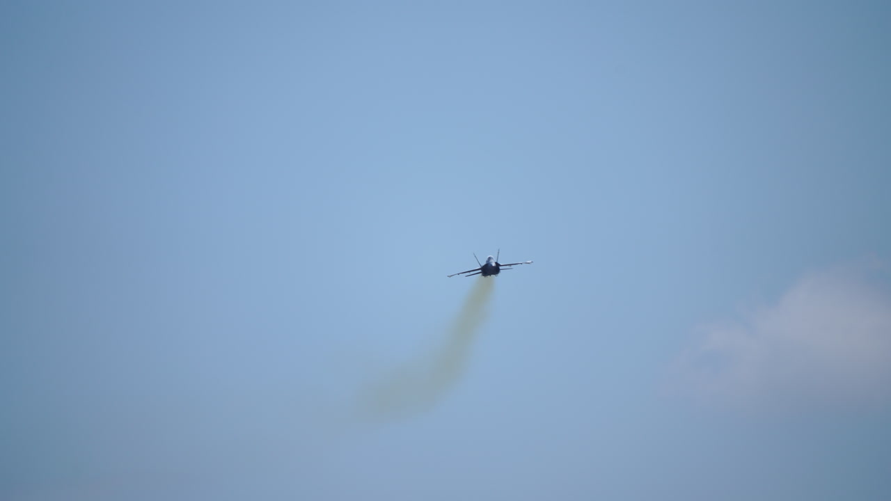 비행 중인 전투기