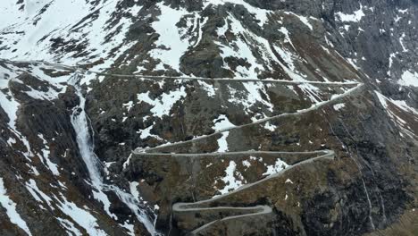 serenidad en movimiento - trollstigen carretera majestuosa belleza durante la primavera temprana con cascada masiva cerca de la carretera