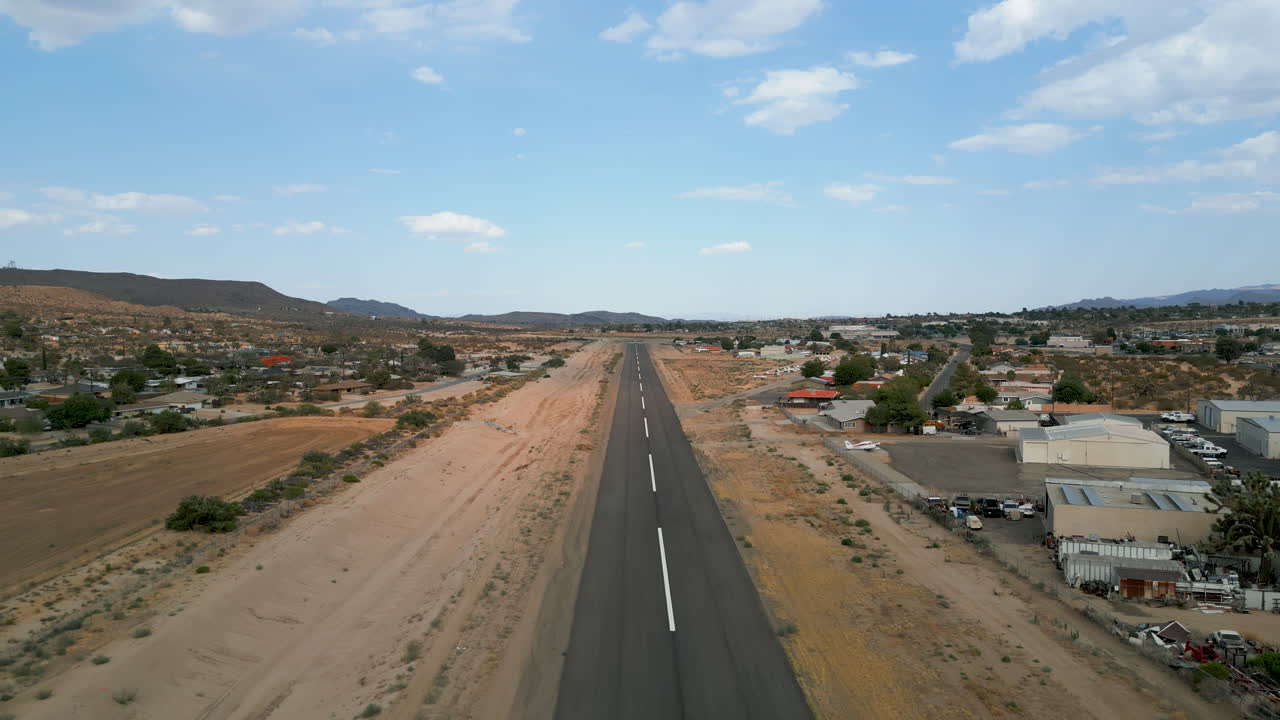 작은 일반 항공 공항의 활주로를 따라 이동하는 공중 드론