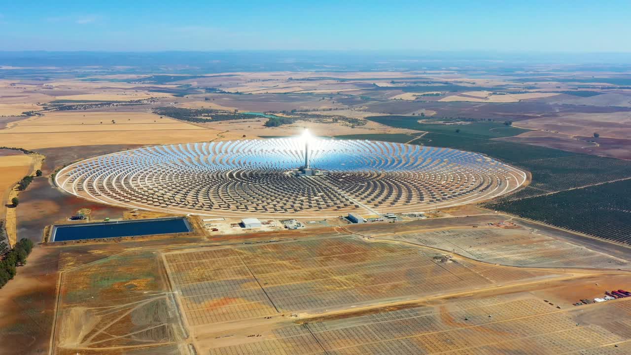 스페인의 현대적이고 큰 원형 태양 패널 발전소 - 재생 가능한 에너지를 생산하는 패널에서 태양의 반사 - 태양 에너지 - 드론으로 공중 촬영 - 환경 개념