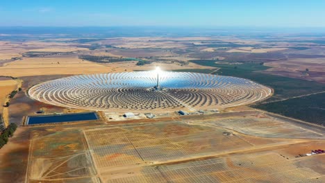 moderna y gran planta de energía circular de paneles solares en españa. hay el reflejo del sol en los paneles que producen energía renovable, energía solar - vista aérea con un dron - concepto de medio ambiente
