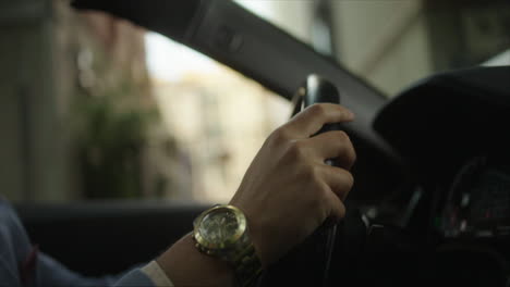 persona que conduce un automóvil