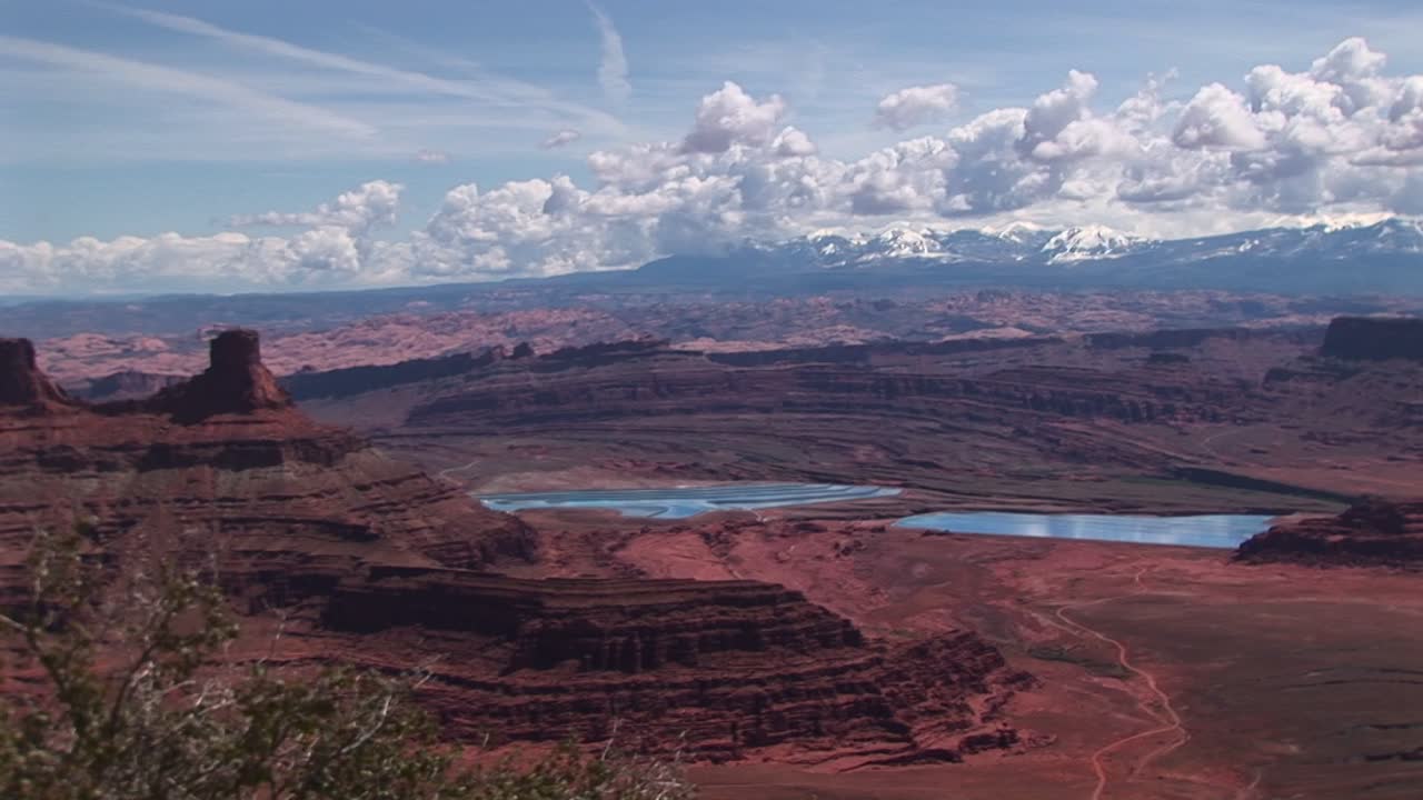 tiro largo de lagos y montañas en el parque nacional canyonlands en utah