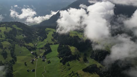 vista aérea de montañas místicas: capturando la belleza de los picos verdes y las nubes