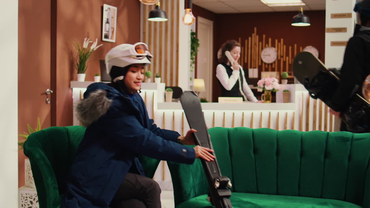 슬라이딩을 준비하는 아시아 사람