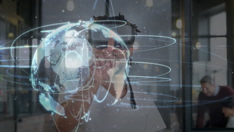 animación del globo de la red de conexiones sobre el hombre que usa auriculares vr