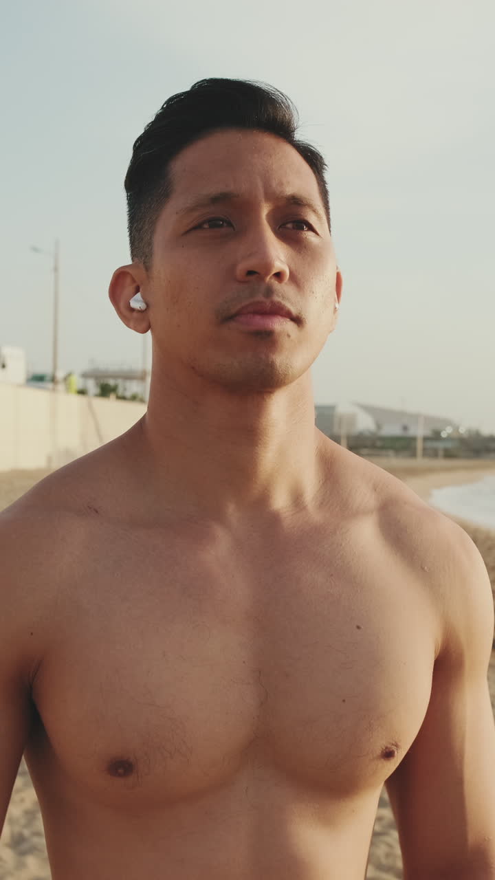 ビーチでストレッチをする男性