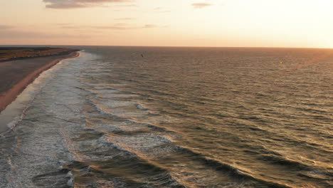 Kitesurfers-near-the-beach-of-Domburg-during-sunset