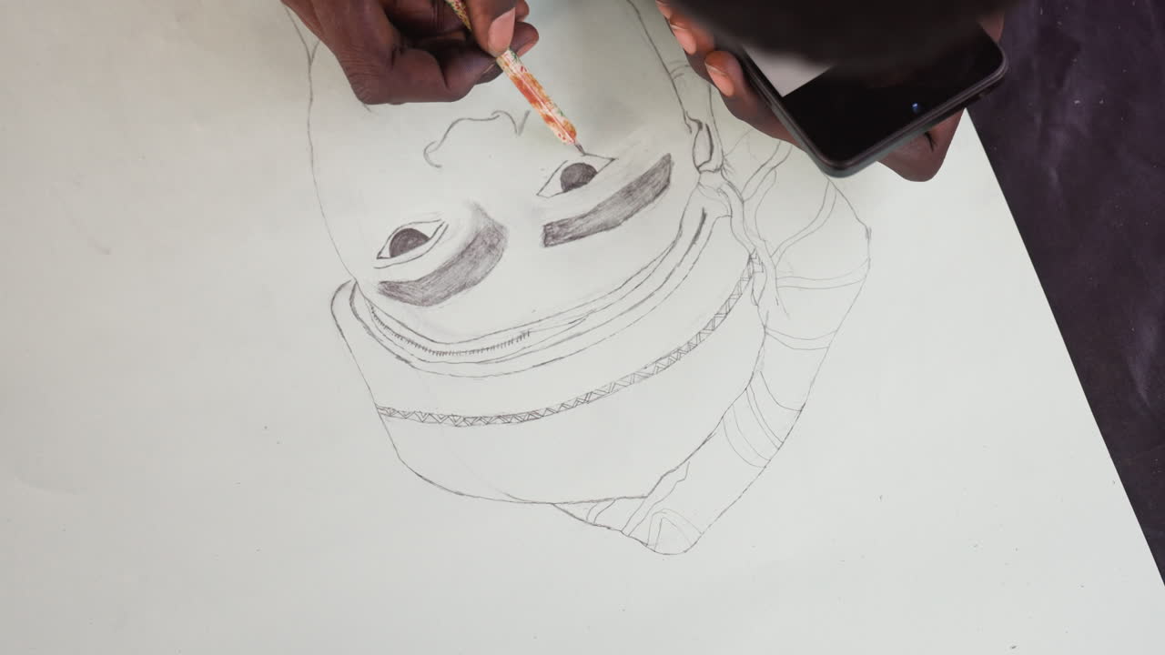Artista dipinge meticolosamente un ritratto usando il telefono. Primo piano delle mani che realizzano un ritratto dettagliato con pennelli fini. La mano dell'artista concentrato dipinge un ritratto di volto nero su tela con l'aiuto del telefono