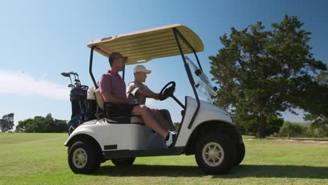 Golfistas-Varones-Caucásicos-En-Un-Carrito-De-Golf