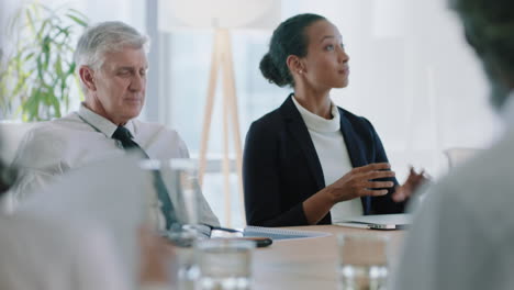 Hermosa-Mujer-De-Negocios-En-Una-Reunión-De-Sala-De-Juntas-Usando-Una-Computadora-Portátil-Trabajando-En-Un-Proyecto-De-La-Empresa-Con-Colegas-Sentados-En-La-Mesa-Planificando-Una-Estrategia-De-éxito-En-La-Oficina-4k