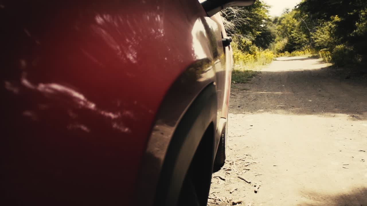 movimiento deslizante en una carretera rural con un camión parado en la orilla