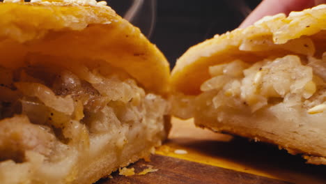 cerca de un delicioso pastel salado con relleno