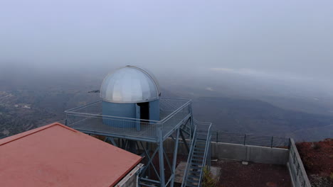 vista aérea de la cúpula del observatorio temisas en el municipio de aguimes en la isla de gran canaria