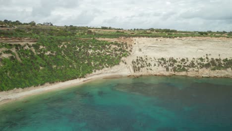 Antenne:-Grün-Am-Hang-In-Der-Bucht-Il-Hofra-L&#39;kbira-Mit-Türkisfarbenem-Wasser