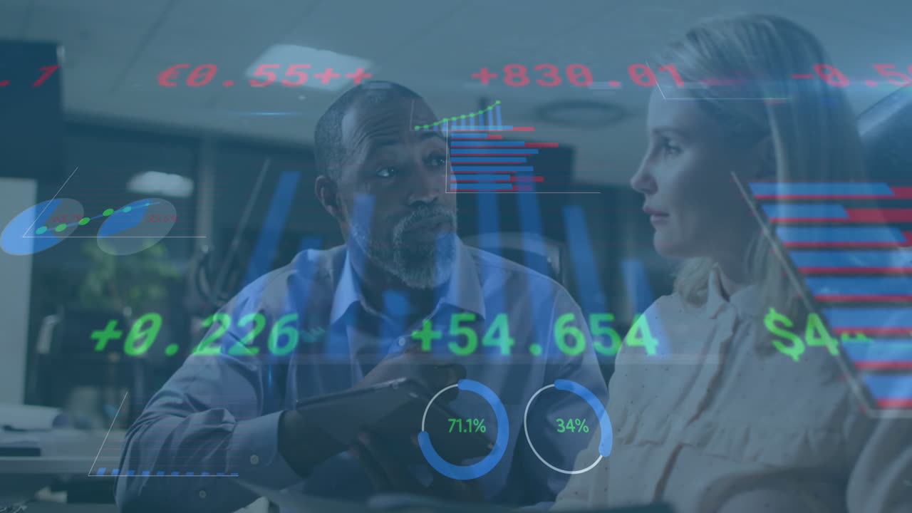 animazione dell'elaborazione dei dati finanziari su diversi uomini d'affari che parlano