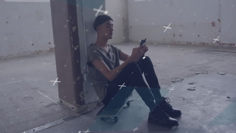 animación del procesamiento de datos sobre un hombre biracial usando un teléfono inteligente sentado en un patineta