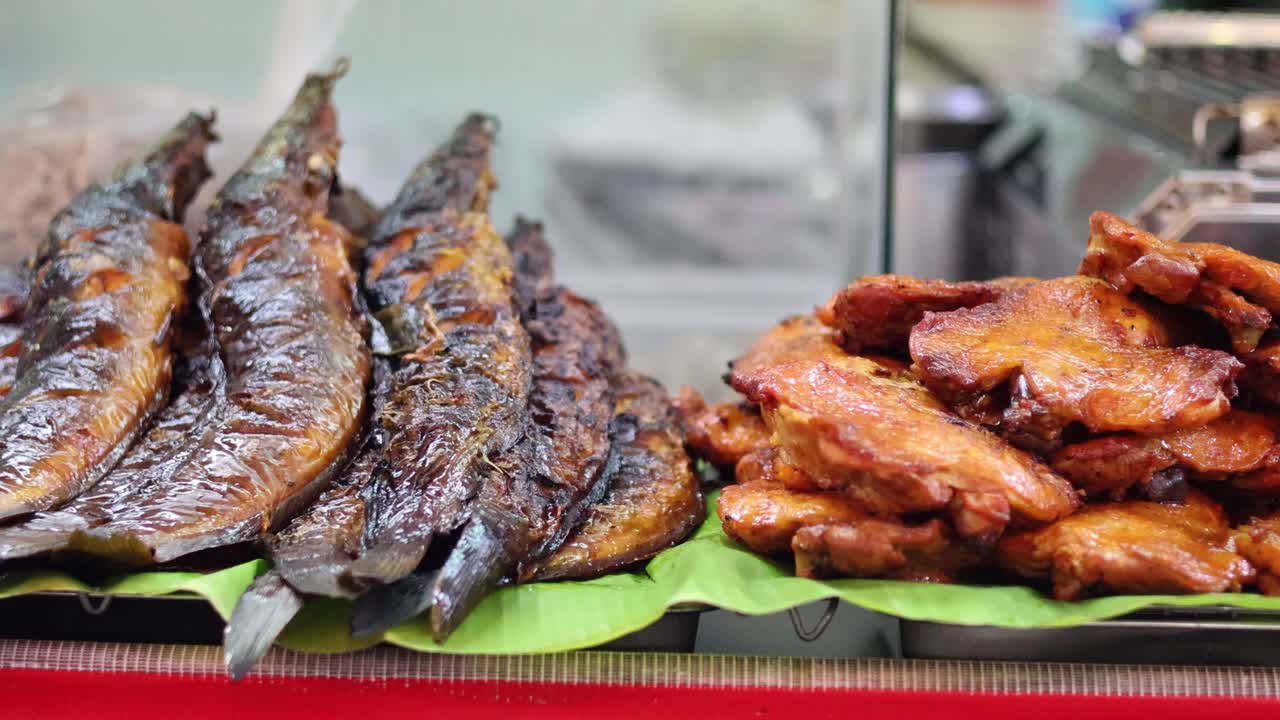 다양한 김 물고기와 고기가 전시되어 있습니다.